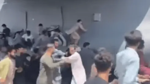 Afganistán: cientos de personas tratan de huir de Kabul en aviones mientras despegan