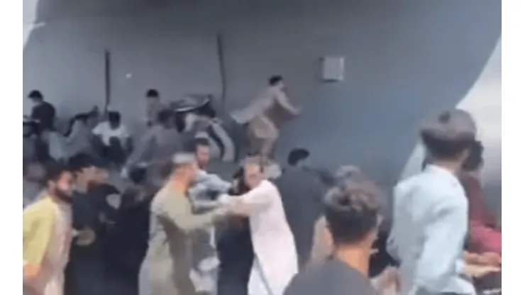 Afganistán: cientos de personas tratan de huir de Kabul en aviones mientras despegan