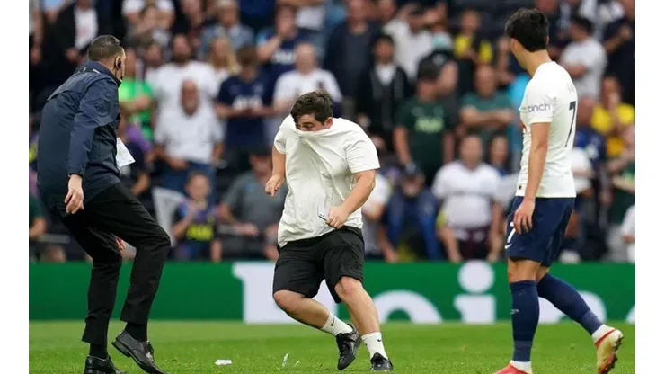 El espontáneo hizo sudar a los guardias para sacarlo de la cancha.