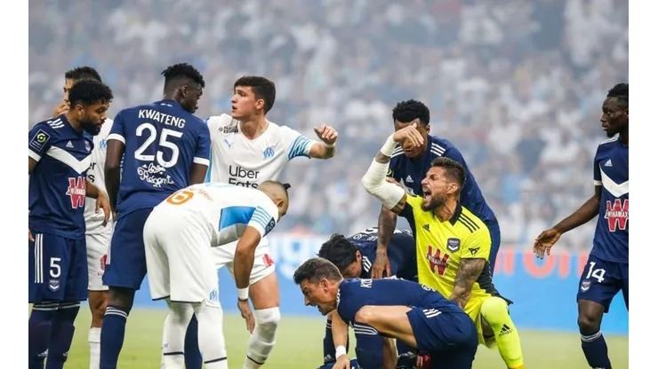 Kalu se desplomó cuando apenas se jugaban 5' de partido.