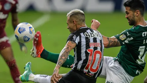Eduardo Vargas titular en el partido de Atlético Mineiro ante Palmeiras.