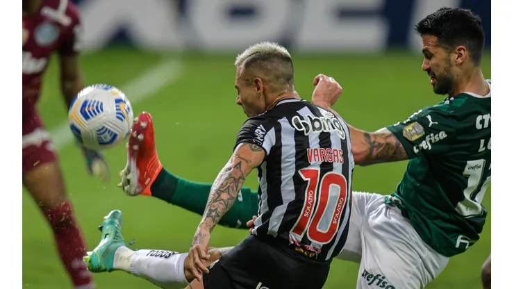 Eduardo Vargas titular en el partido de Atlético Mineiro ante Palmeiras.