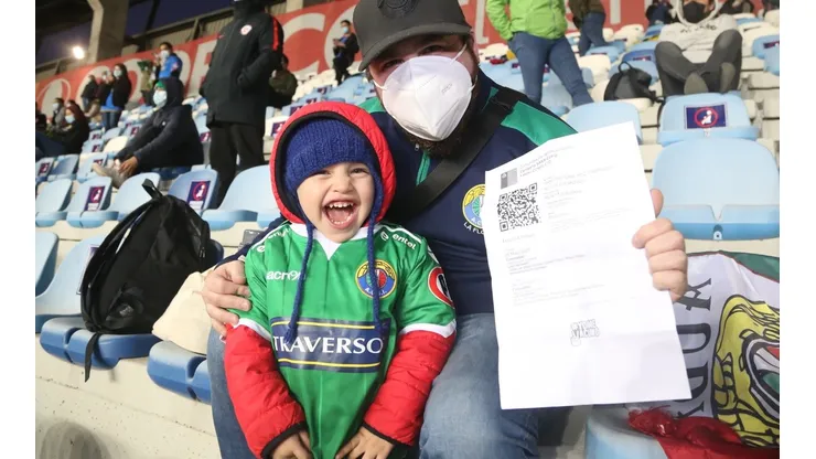 Los hinchas de Audax Italiano inauguraron la temporada de puertas abiertas para el público en el fútbol chileno