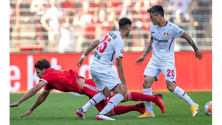 Charles Aránguiz en el empate del Bayer contra Unión Berlín.