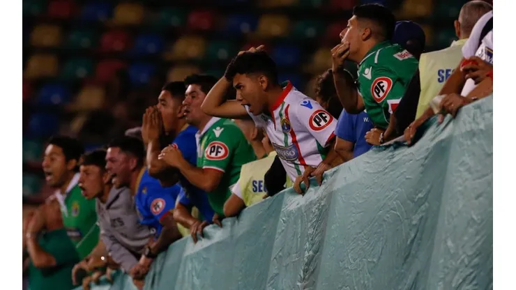 Los hinchas de Audax son los primeros en volver al estadio.