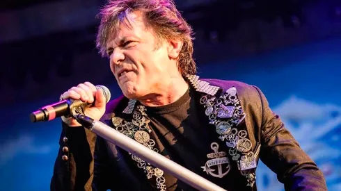 Bruce Dickinson en una de sus actuaciones con Iron Maiden.