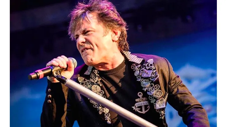Bruce Dickinson en una de sus actuaciones con Iron Maiden.