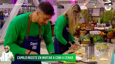 Camilo Huerta en plena tarea de molestara Constanza Ríos, durante el capítulo de El Discípulo del Chef.