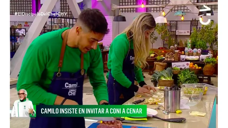 Camilo Huerta en plena tarea de molestara Constanza Ríos, durante el capítulo de El Discípulo del Chef.