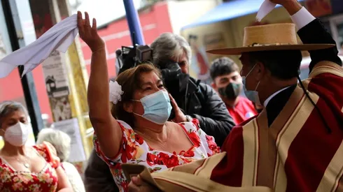 El dinero entregado en el aguinaldo no es tributable ni imponible, por lo que no se descontará ni se debe pagar impuestos, ni cotizaciones previsionales.