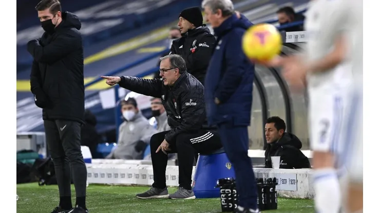 Bielsa renovó y el Leeds lo celebró con tremenda imagen de su banquillo
