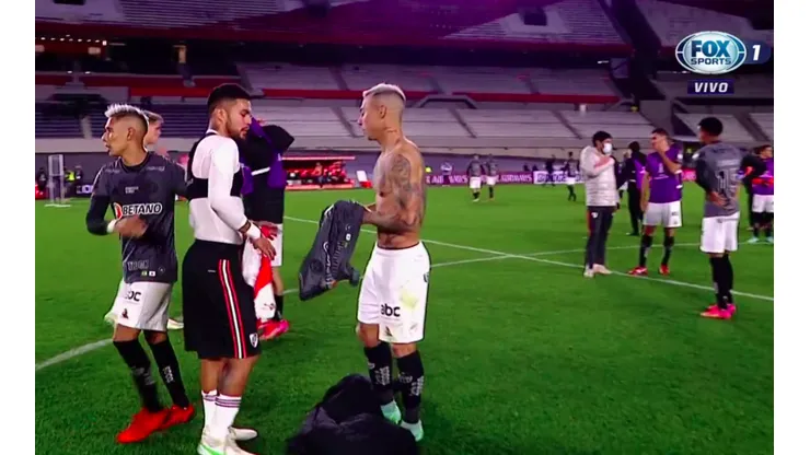 Díaz y Vargas intercambian camisetas en el River Atlético Mineiro.