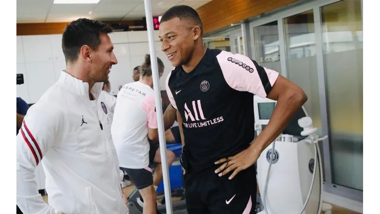 Kylian Mbappé fue parte del recibimiento del grupo a Lionel Messi.