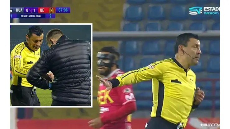 Roberto Tobar tuvo que recuperar las tarjetas en el borde de la cancha