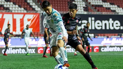 Víctor Dávila puede jugar como volante o delantero en Colo Colo.