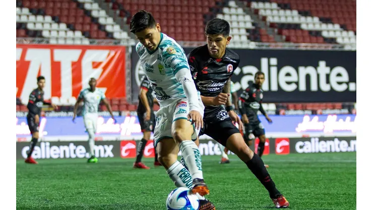 Víctor Dávila puede jugar como volante o delantero en Colo Colo.
