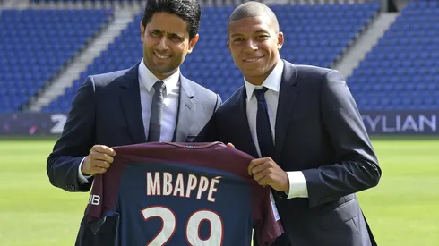 Al-Khelaifi presentando a Mbappe en 2017