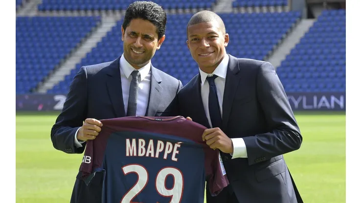 Al-Khelaifi presentando a Mbappe en 2017