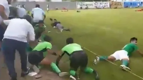 Público, jugadores y árbitros se tiran al suelo en Guanajuato