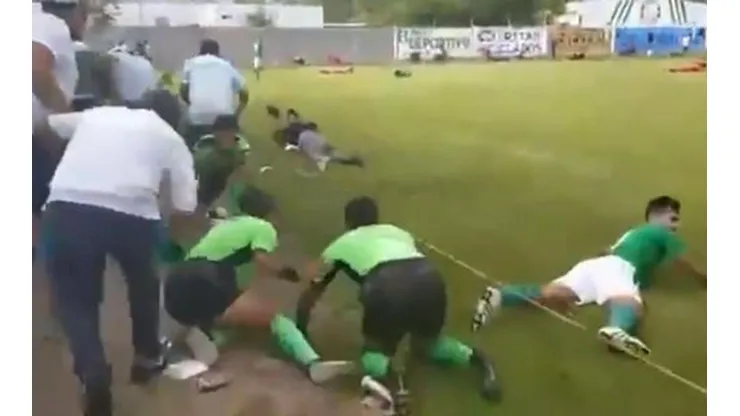 Público, jugadores y árbitros se tiran al suelo en Guanajuato