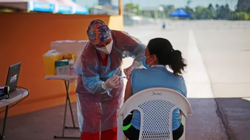 Se espera vacunar a cerca de 2 millones de personas de 55 o más años con dosis de refuerzo durante las primeras cuatro semanas del plan.