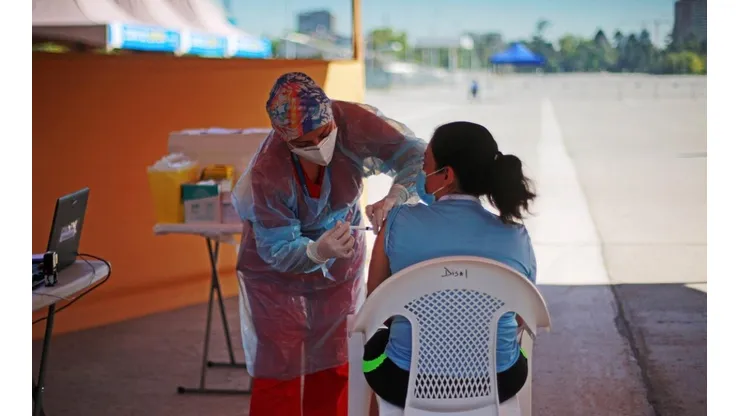 Se espera vacunar a cerca de 2 millones de personas de 55 o más años con dosis de refuerzo durante las primeras cuatro semanas del plan.