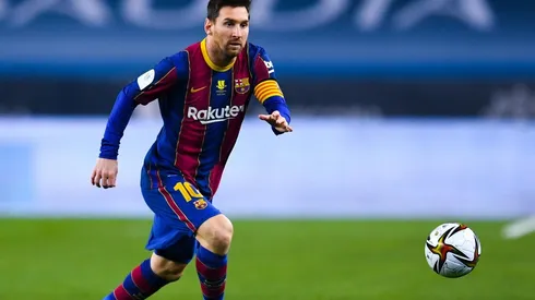 Lio Messi viaja este martes a Paris para sellar su arribo al PSG.