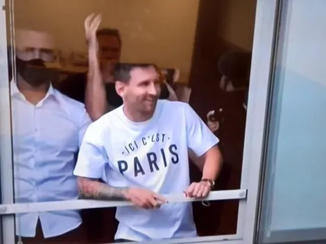 Messi saluda desde una ventana y hace delirar a los hinchas