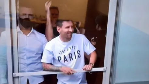 Lionel Messi saluda a los hinchas en París
