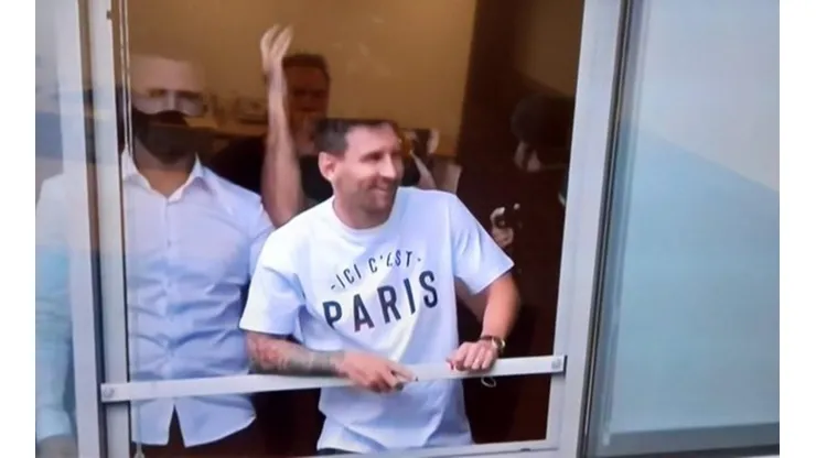 Lionel Messi saluda a los hinchas en París