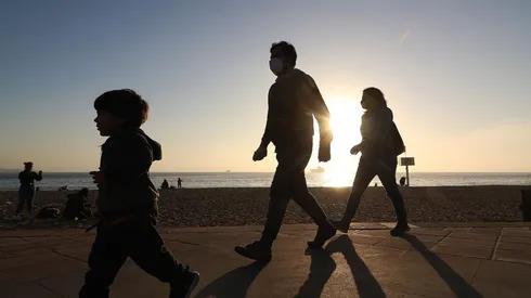 La Línea Protege es para trabajadoras o trabajadores, dependientes o independientes, que tengan el cuidado de niños y niñas menores de 2 años, y que no tengan garantizado el derecho a sala cuna por parte de su empleador.