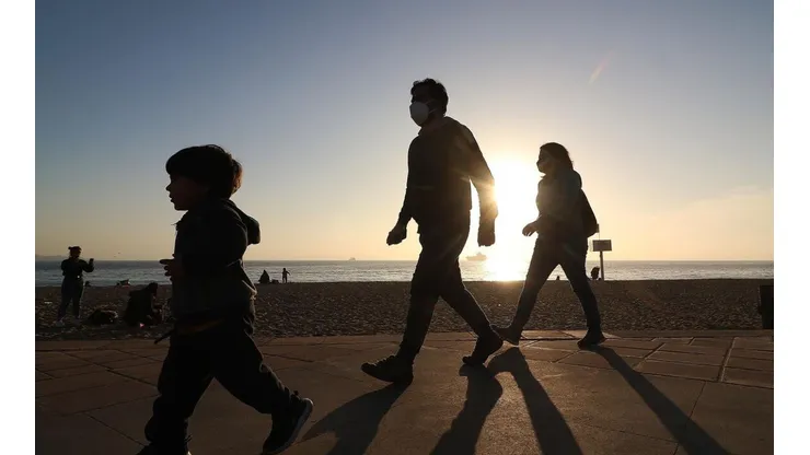 La Línea Protege es para trabajadoras o trabajadores, dependientes o independientes, que tengan el cuidado de niños y niñas menores de 2 años, y que no tengan garantizado el derecho a sala cuna por parte de su empleador.