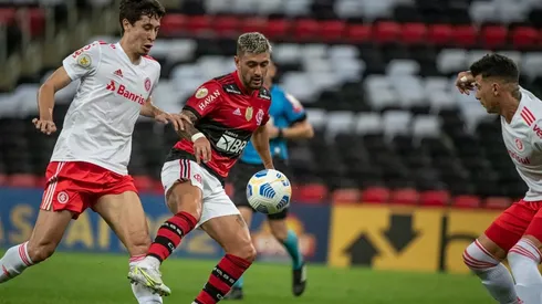 Flamengo fue goleado por Inter de Porto Alegre en el Brasileirao.