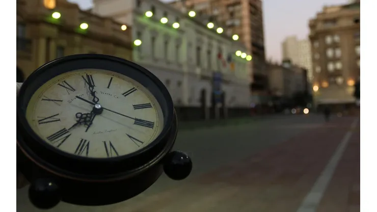 Queda un mes para el cambio de hora en el país. (Foto: Agencia Uno).
