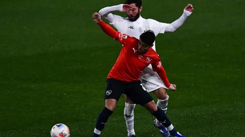 Eugenio Mena es blanco de críticas tras la derrota de Racing contra Independiente.