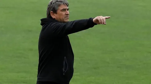 Emiliano Astorga y su futuro en la banca de un Wanderers complicado.