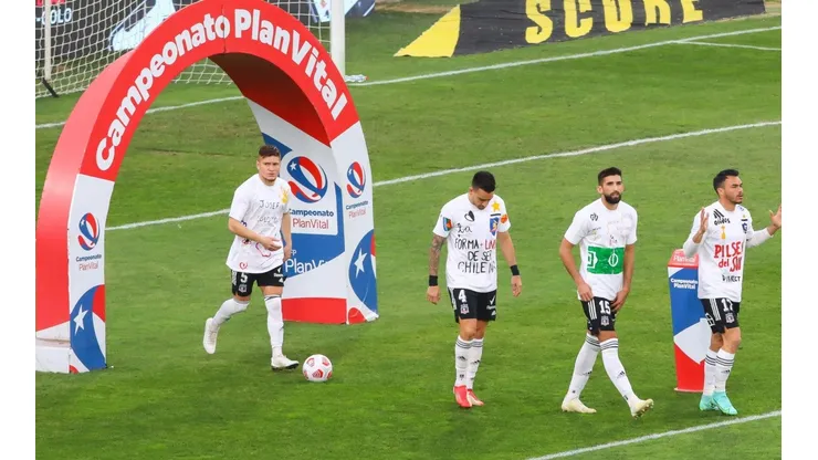 Los jugadores de Colo Colo salieron al terreno de juego con una emotiva camiseta.