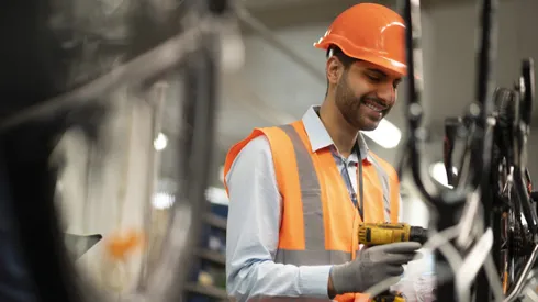 Sueldos mejor pagados para quienes no cursaron educación superior.