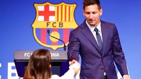 La esposa de Lionel Messi, Antonella Rocuzzo, sale en su auxilio para alcanzarle un pañuelo cuando estalló en lágrimas