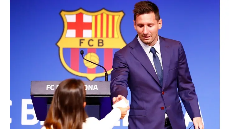 La esposa de Lionel Messi, Antonella Rocuzzo, sale en su auxilio para alcanzarle un pañuelo cuando estalló en lágrimas