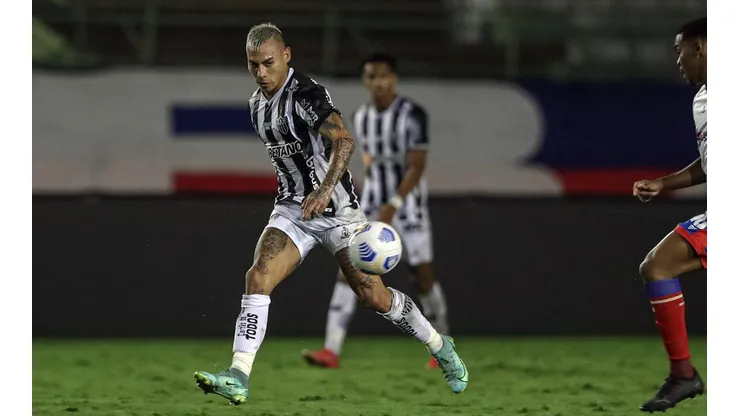 Paqui Meneghini aplaude la evolución física y futbolística de Eduardo Vargas en Brasil