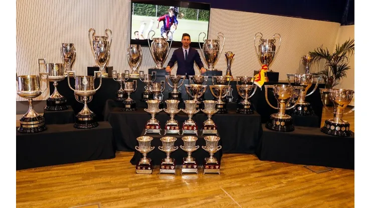 Messi posa con los 35 títulos que ganó en el Barcelona