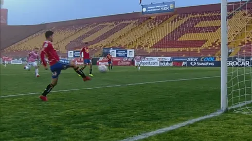 Pavez intentó bajar el balón pero se mandó un autogol insólito