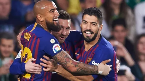 Lionel Messi abrazado por dos de sus grandes amigos en el fútbol: Arturo Vidal y Luis Suárez, que emocionó con sus palabras en la salida de la Pulga del Barcelona.
