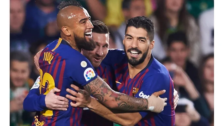 Lionel Messi abrazado por dos de sus grandes amigos en el fútbol: Arturo Vidal y Luis Suárez, que emocionó con sus palabras en la salida de la Pulga del Barcelona.