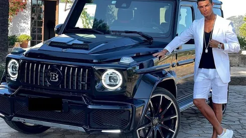 Cristiano Ronaldo sacó la Bravus a la calle y aprovechó de tomarse unas fotitos para el Insta