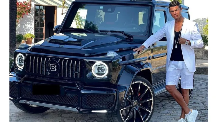 Cristiano Ronaldo sacó la Bravus a la calle y aprovechó de tomarse unas fotitos para el Insta