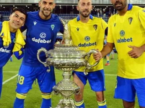 Tommy Alarcón se gana un trofeo casi tan grande como él