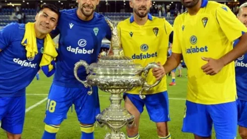 Tomás Alarcón se empina junto al Trofeo Ramón de Carranza, uno de los más legendarios del verano español