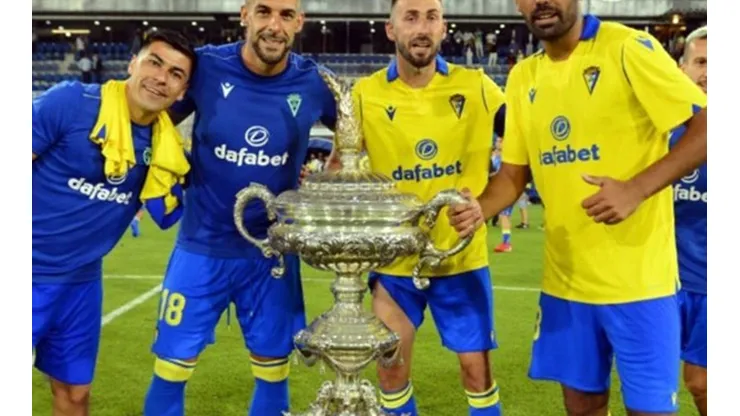 Tomás Alarcón se empina junto al Trofeo Ramón de Carranza, uno de los más legendarios del verano español